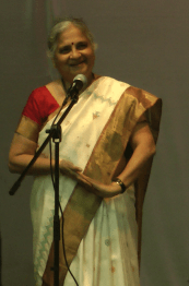 ವೀರಶೈವ ಸಮ್ಮೇಳನದಲ್ಲಿ ಭಾಷಣ ಮಾಡುತ್ತಿರುವ ಶ್ರೀಮತಿ ಸುಧಾ ಮೂರ್ತಿ